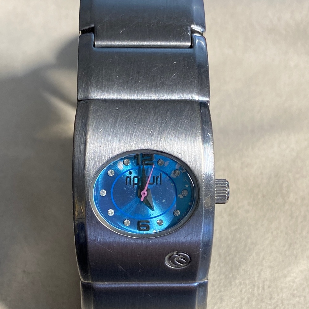 Vintage Ladies Rip Curl Watch Silver Tone Bracelet